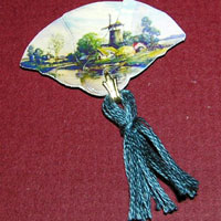 1 inch scale: hand fan