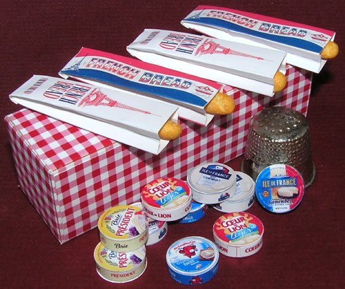 Round cheese and french bread kit for girl dolls 1:3